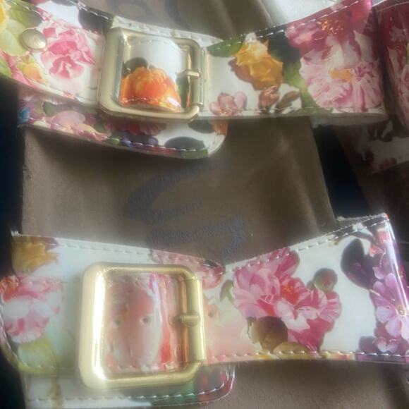 Madpaw buckle slides. Floral pattern on white. - Picture 3 of 5